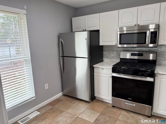 Building Photo - 9 Watch Hill Cir