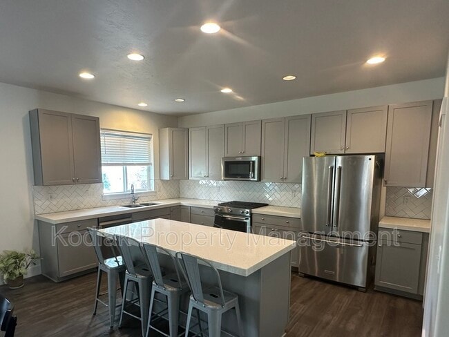Building Photo - 912 Queensmill Ln