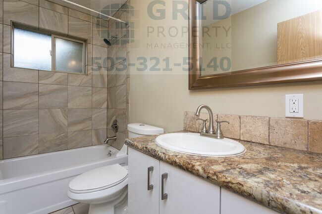 Building Photo - Newly Remodeled 2 Bedroom Apartment in Mt. Tabor!