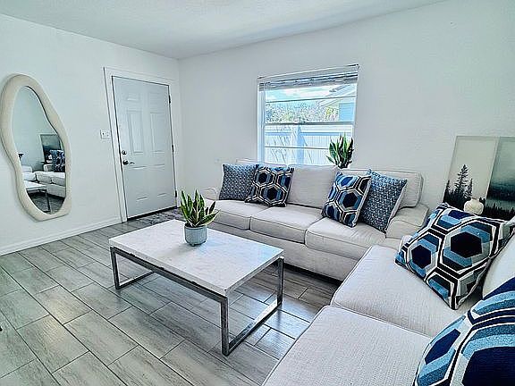 Building Photo - 1814 E Emma St