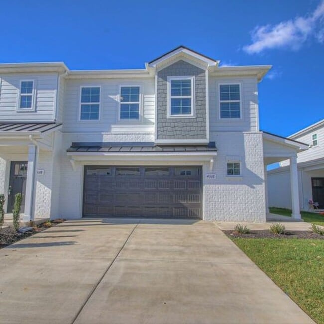 Building Photo - Upgraded, Luxury Townhouse