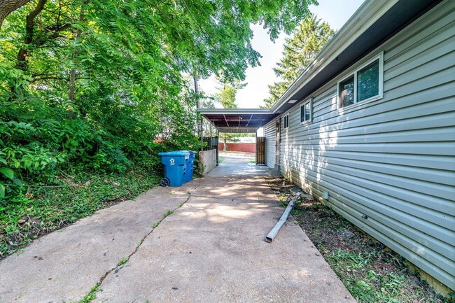 Building Photo - 212 Lakeside Dr