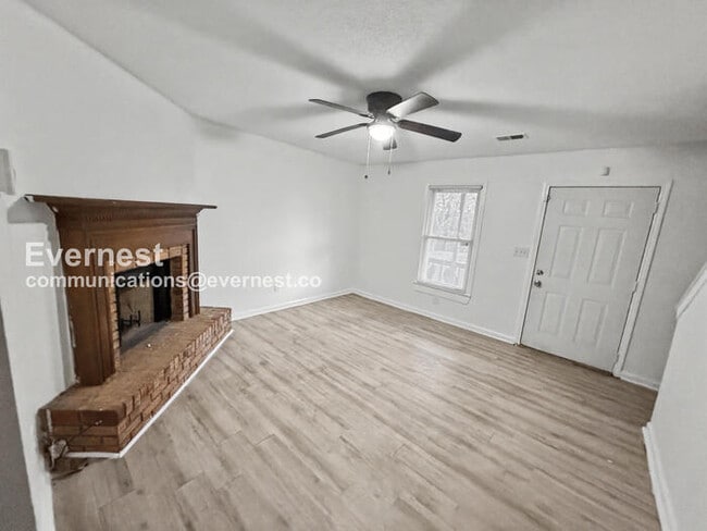 Building Photo - 2 Bed/2 Bath Townhome with Fenced Yard / Pet-Friendly / Vouchers Accepted / Available Now!