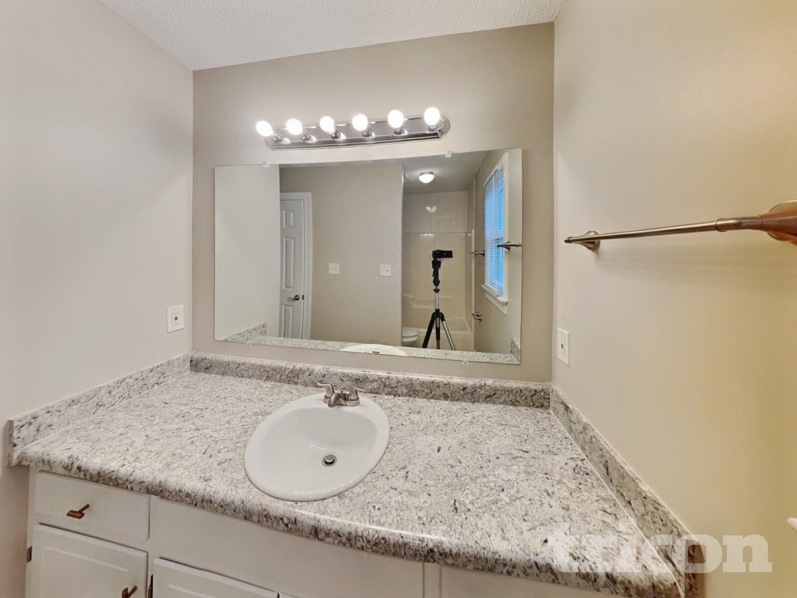 Building Photo - 622 Commander Dr