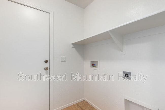 Building Photo - 1140 E Oak Rd