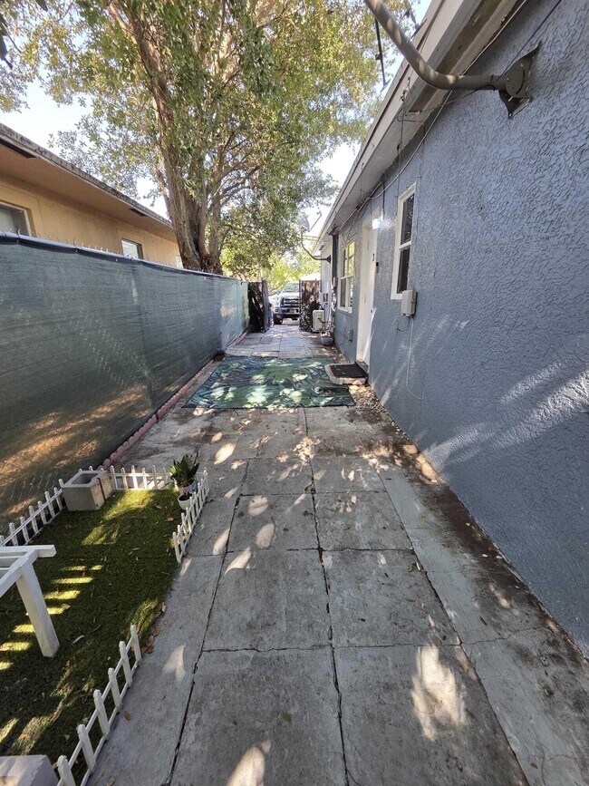 Building Photo - 1501 N Andrews Ave