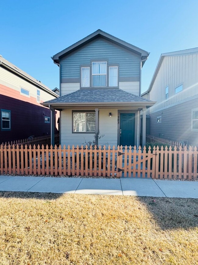 Building Photo - Charming 2 Bed, 2.5 Bath house located off of 119 and 287. Across from Longmont Rec Center and St...