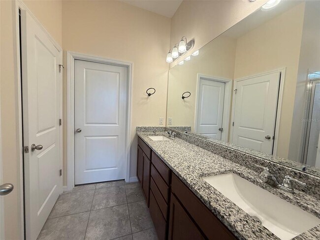 Building Photo - 2074 Brillante Dr
