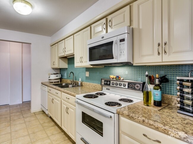 Building Photo - 1515 E Central Rd