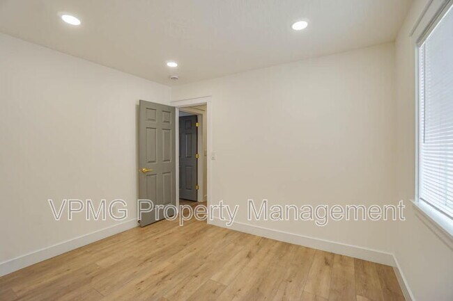 Building Photo - 423 NW 153rd St