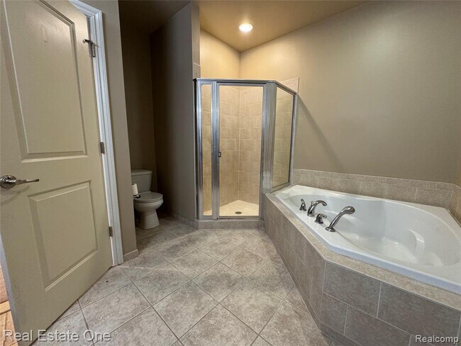 Building Photo - 1030 Oakwood Dr