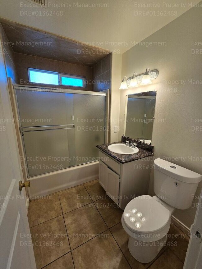 Building Photo - 3 bedroom/ 2 bathroom home
