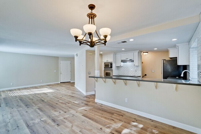 Building Photo - Welcome Home!!! - Modern and Spacious Gem! Townhouse with 2 Primary Bedrooms, Nice balcony, In re...