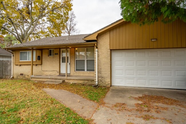 Building Photo - Gorgeous 3 Bed / 2 Bath Home in Tulsa!