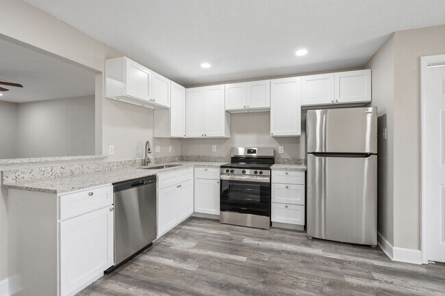 Building Photo - Newly remodeled Unit Ready for you!