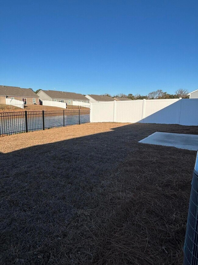 Building Photo - 372 Acorn St