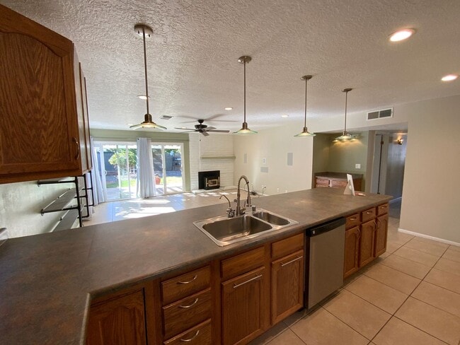 Building Photo - 4 Bedroom with Office Single Story Home Av...