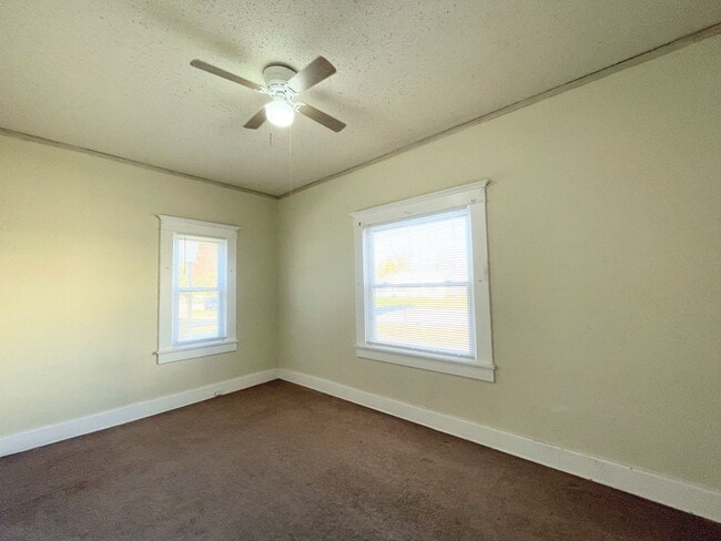 Building Photo - Large 3 Bedroom