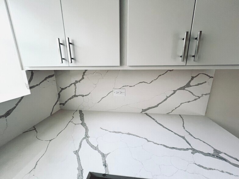 Building Photo - 652 W Gordon Ter