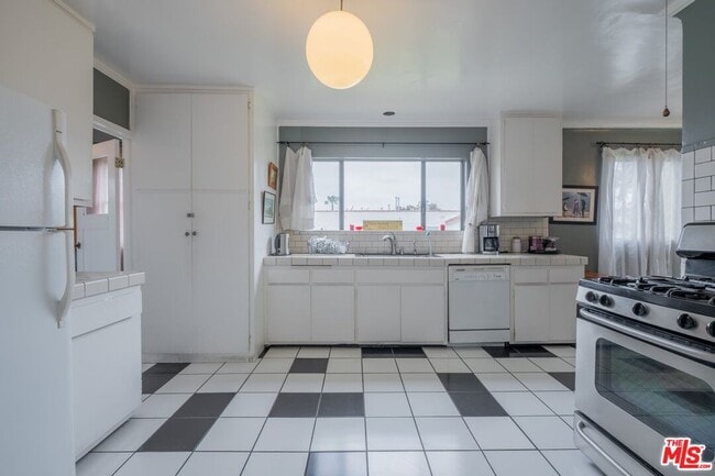 Building Photo - 8318 4th St