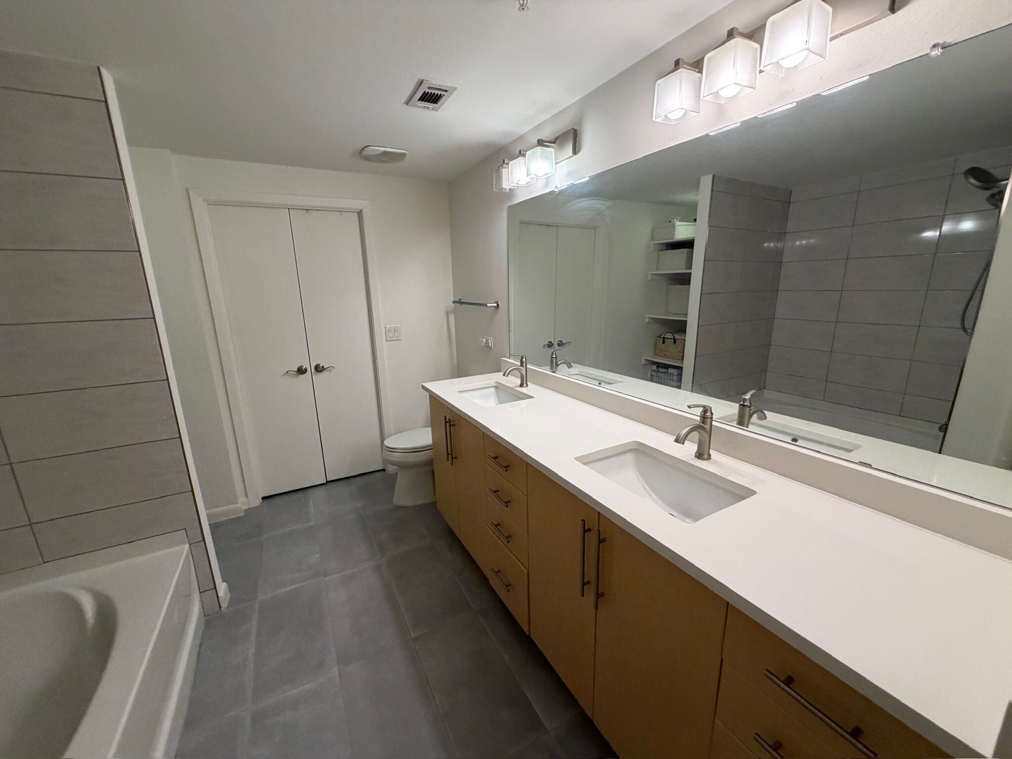 Master Bath Suite - 54 Rainey St