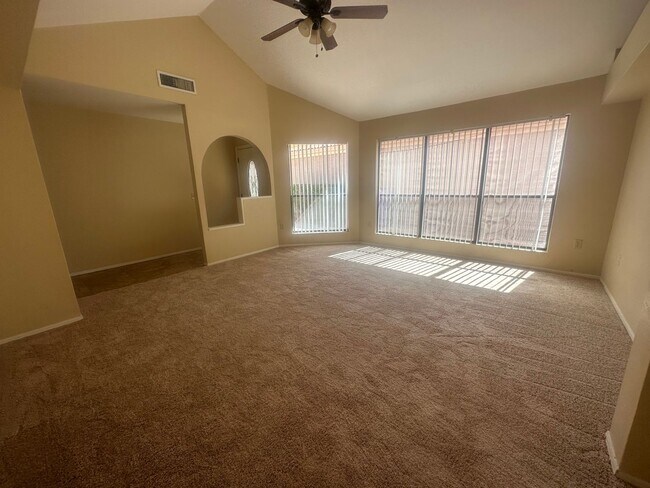 Building Photo - Gilbert home with community pool.