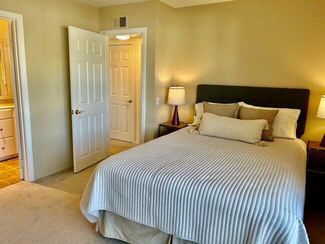 Building Photo - 1900 S Palm Canyon Dr