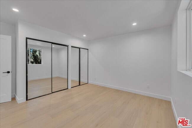 Building Photo - 6913 1/2 Encino Ave
