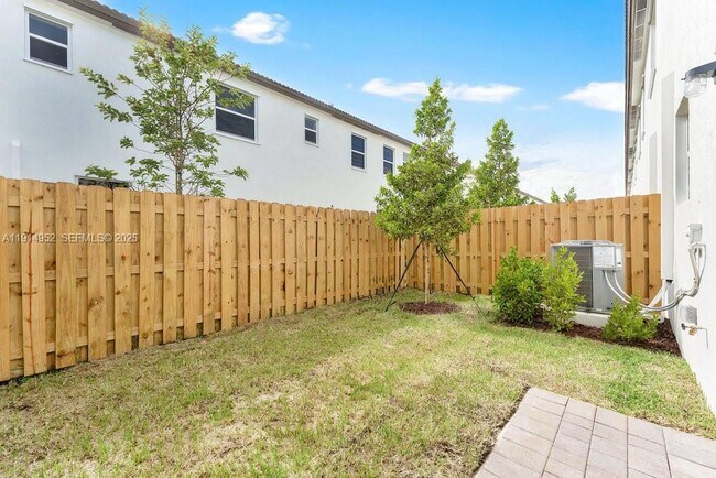 Building Photo - 2558 SE 27th Dr