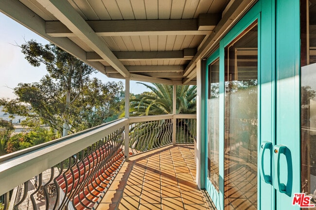 Building Photo - 2002 N Las Palmas Ave