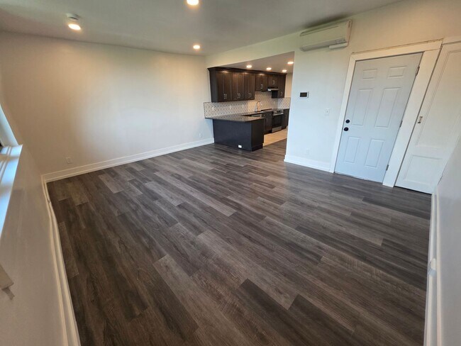 Building Photo - Newly Renovated 1 Bedroom Apartment - Poug...