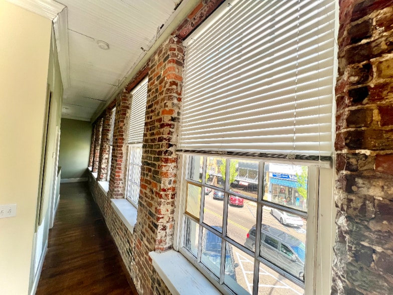 Building Photo - 427 College St