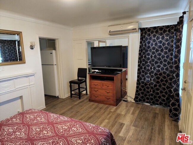 Building Photo - 5823 Venice Blvd