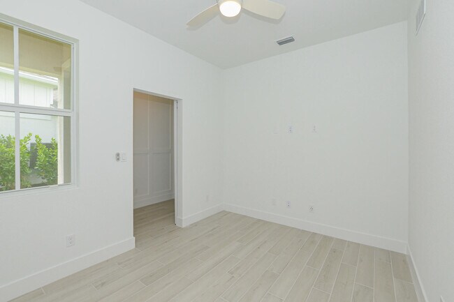 Building Photo - 10307 Dreamweaver Rd