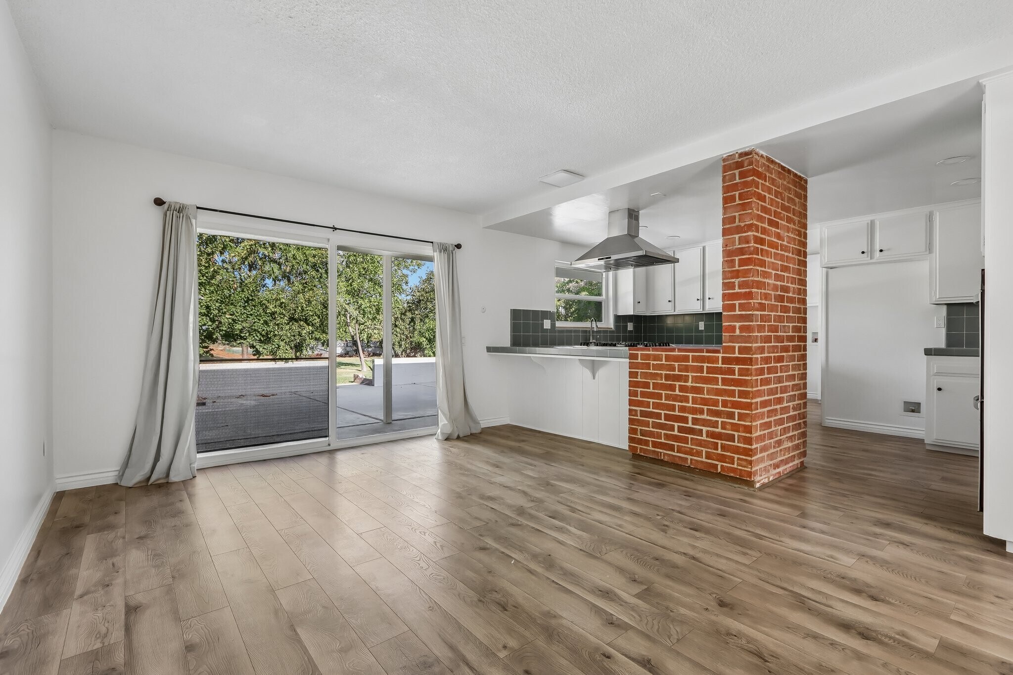 Building Photo - 1184 Lyndhurst Dr