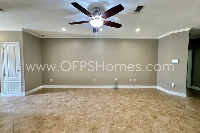 Building Photo - South Crestview 4/3 Available NOW!