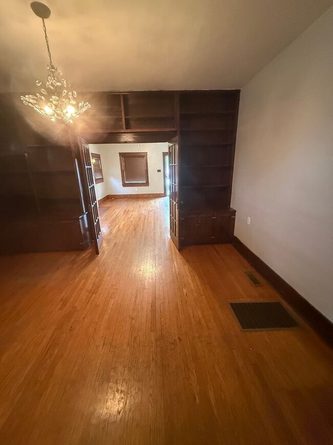 Building Photo - 3 Bed/1 Bath Home with Cellar
