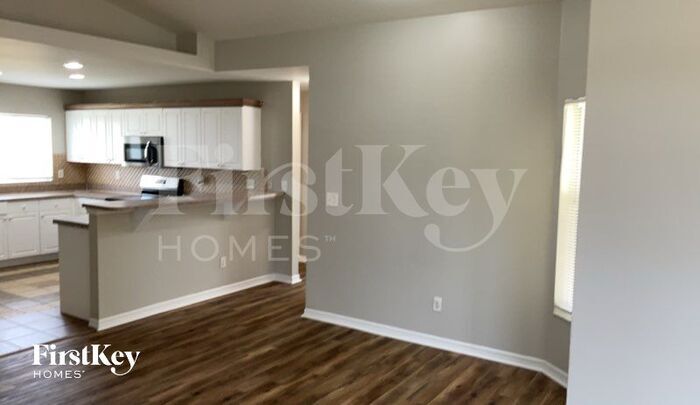 Building Photo - 305 NW 22nd Ct
