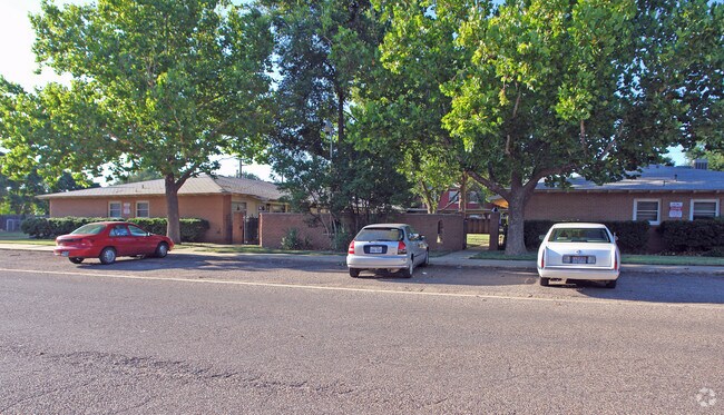 Building Photo - The Courtyard Apartments
