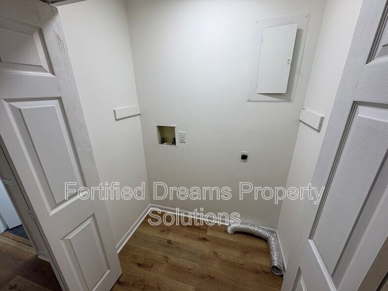 Building Photo - 5265 Country Club Rd