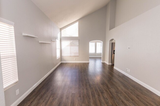 Building Photo - Lovely Home in The Lakes!