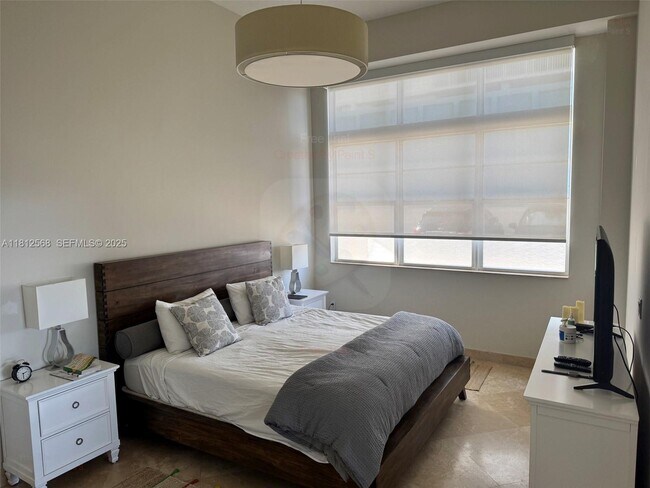 Building Photo - 6917 Collins Ave