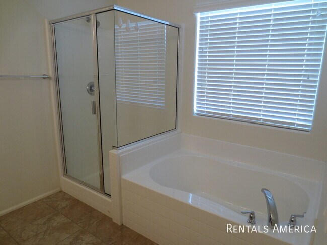 Building Photo - 890 E Doral Ct