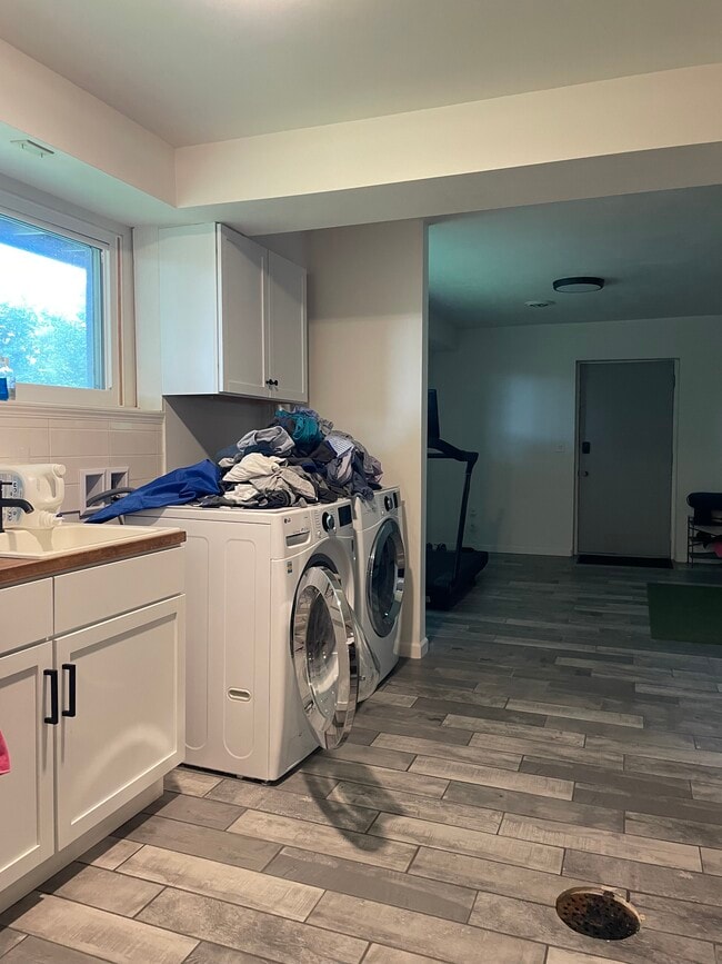 Building Photo - 1721 N High Point Rd