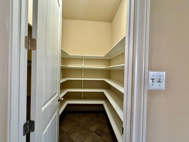 Building Photo - Welcome home to 621 Cavan!