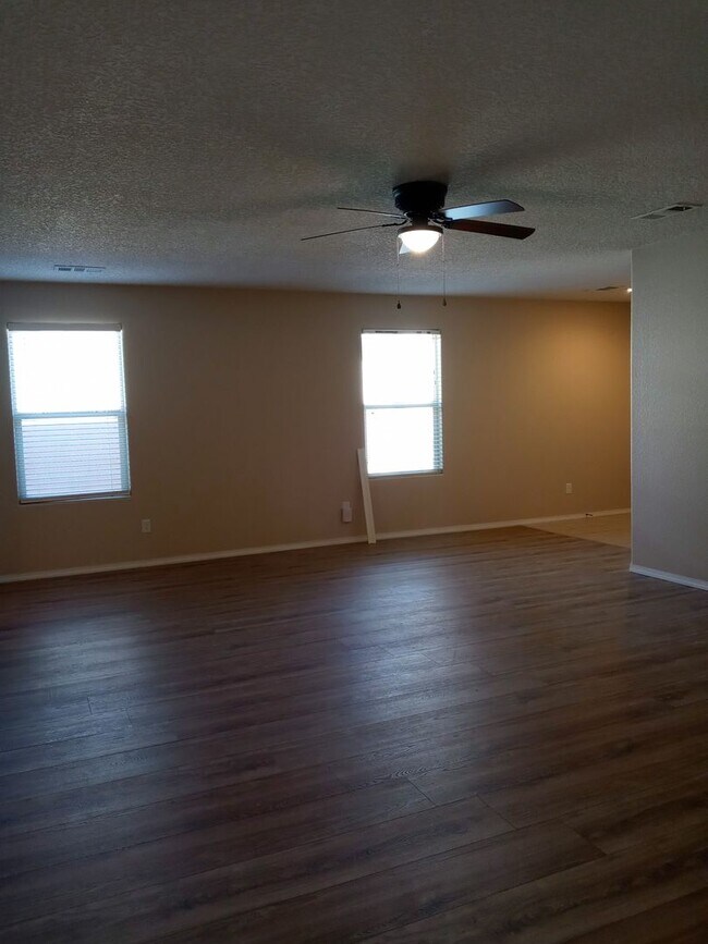 Building Photo - RIO RANCHO THREE BEDROOM