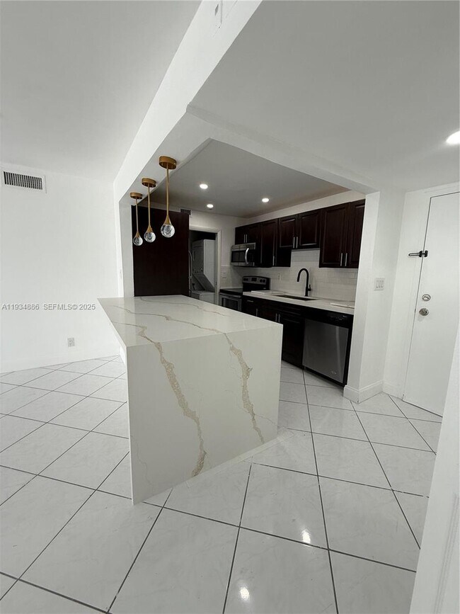 Building Photo - 210 Lakeview Dr