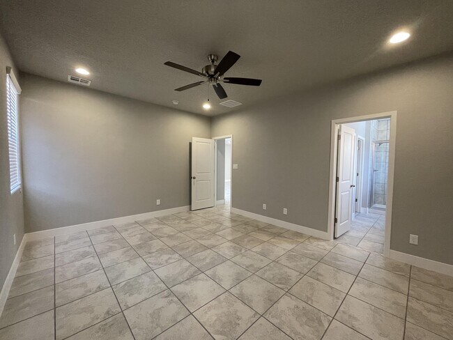 Building Photo - 6713 Delgado Way NE