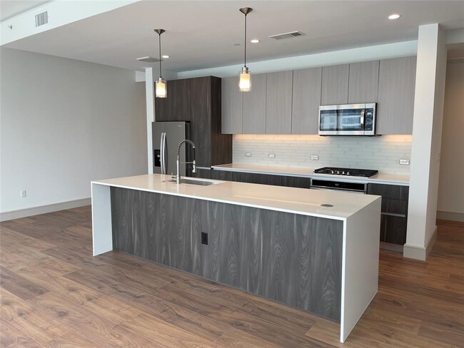 Building Photo - 3099 Nowitzki Way