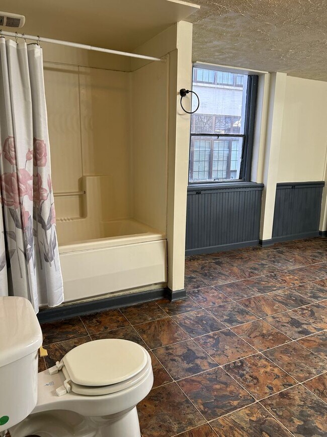 Building Photo - 624 Chestnut St